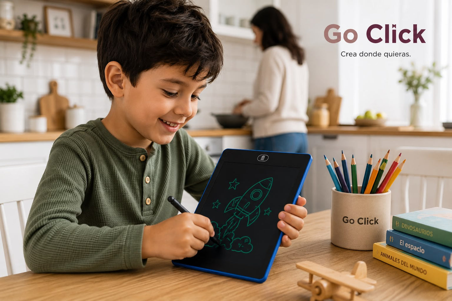 Niño dibujando un cohete en la tableta de dibujo LCD Go Click en la cocina